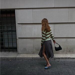 Pleat skirt with slits